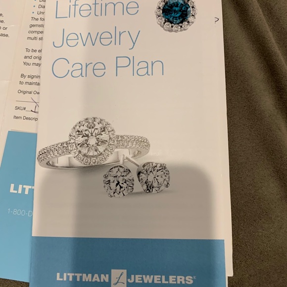 Beautiful Engagement Ring & Wedding Band - Picture 5 of 8